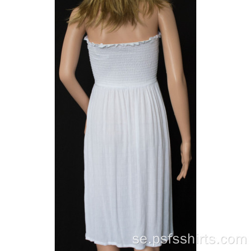 Sexig stroplös klänning med vit färg